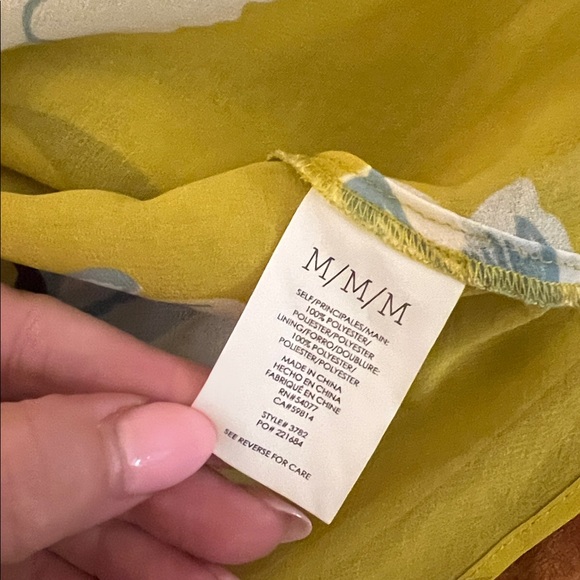 ✨3/$20 Cabi Floral Yellow Sleeveless Top - Picture 3 of 4